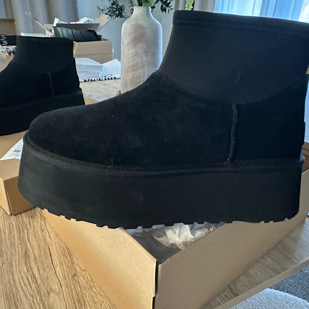 UGG women’s classic lil dipper Black Platform Ankle Boots - Picture 10 of 14